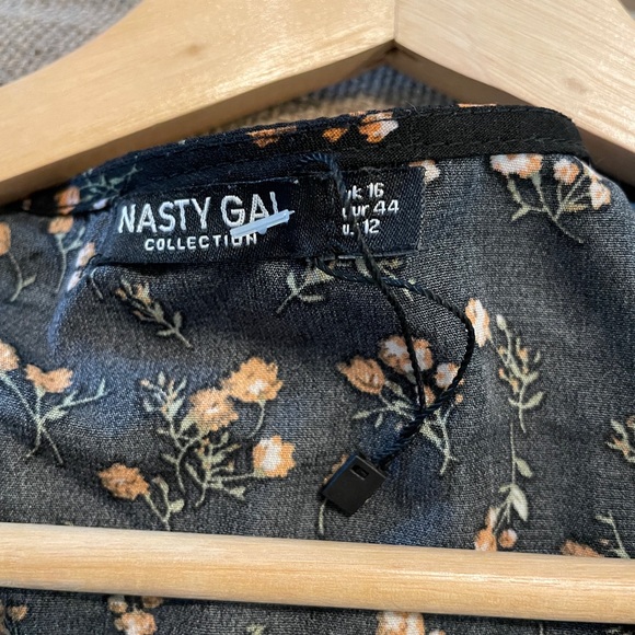 NWOT Nasty Gal Floral Deep V Neck Tea Dress - Picture 7 of 8